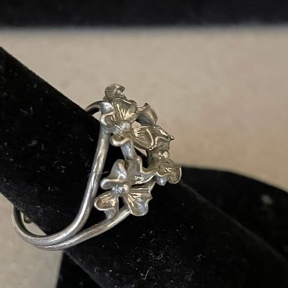 Antique Unique Open Flowers Adjustable Unmarked Silver Ring sits at a 5.5 - Picture 8 of 10